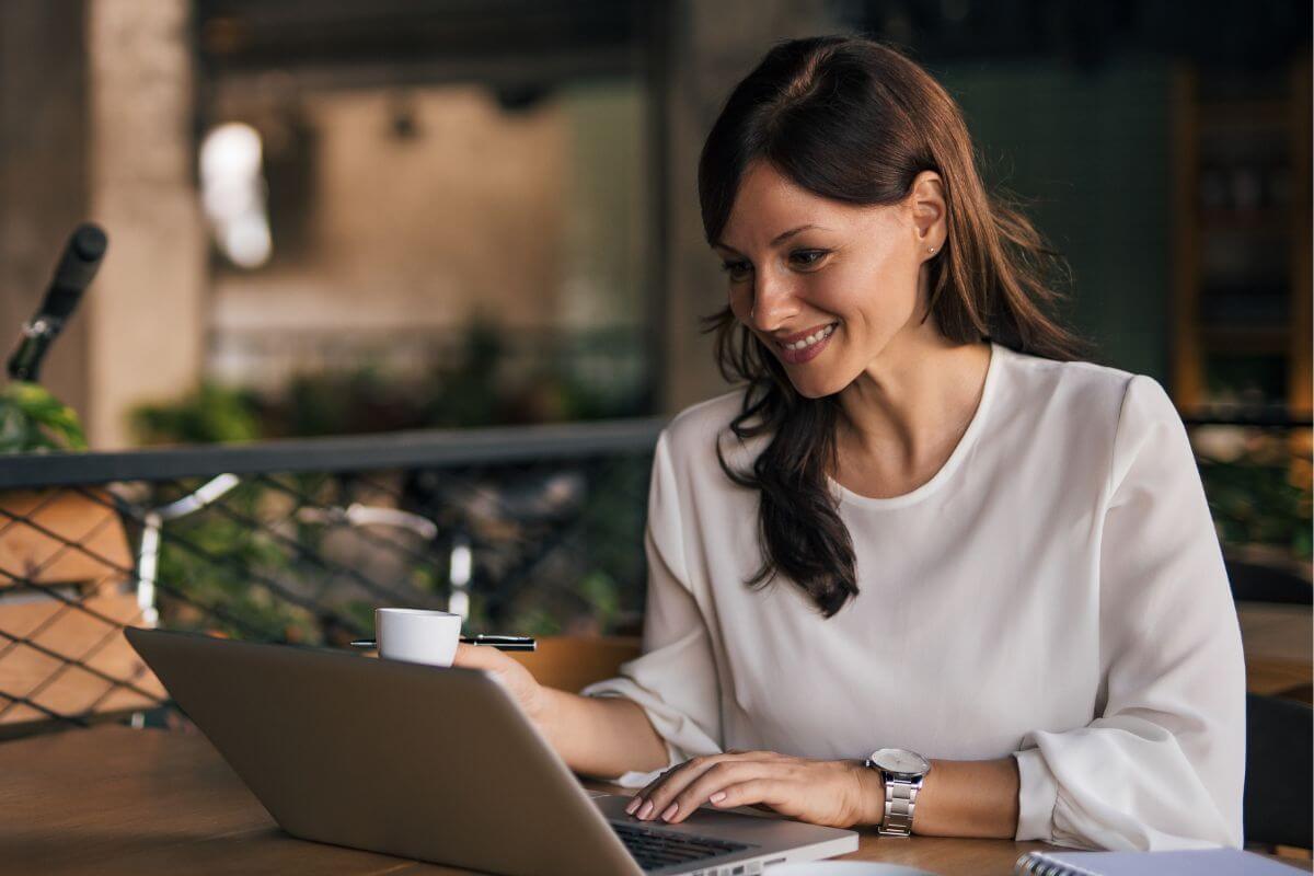 Uma foto mostra uma mulher usando um laptop.