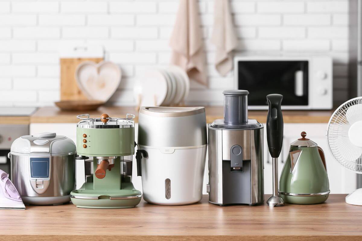 A picture shows kitchen appliances.