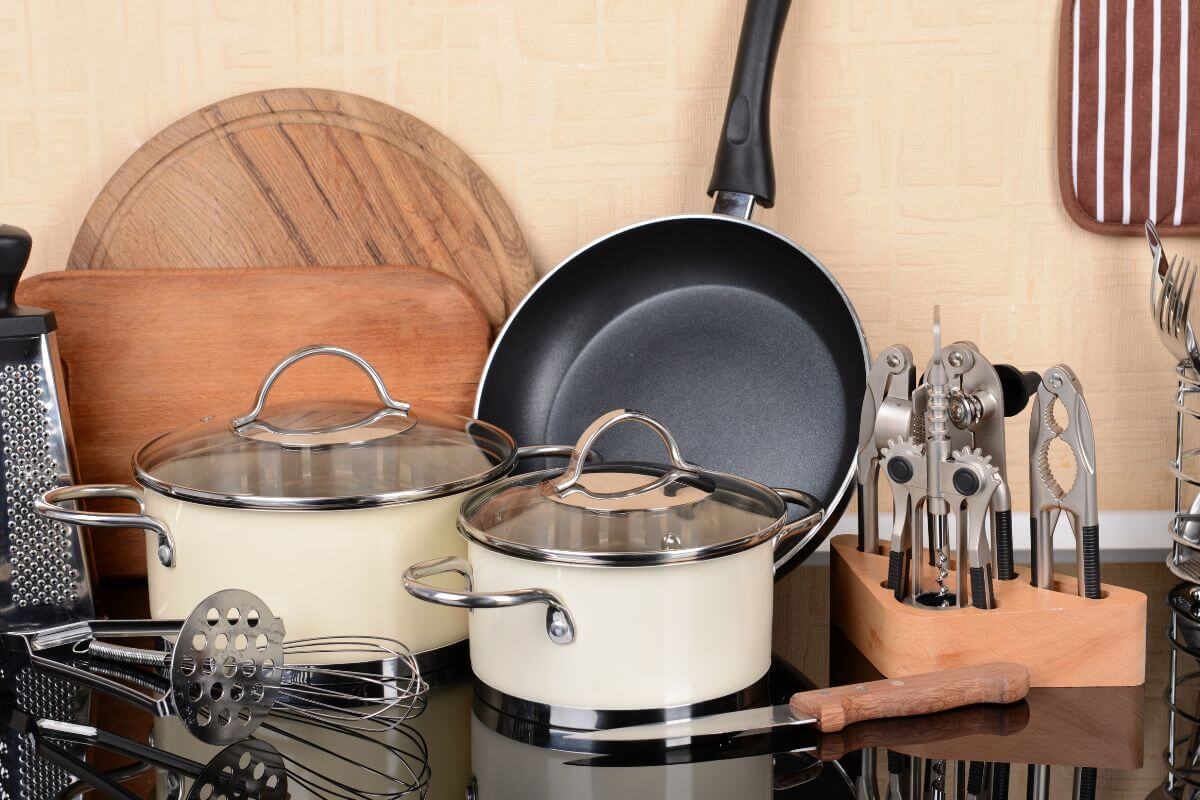 A picture shows kitchen tools on the table.