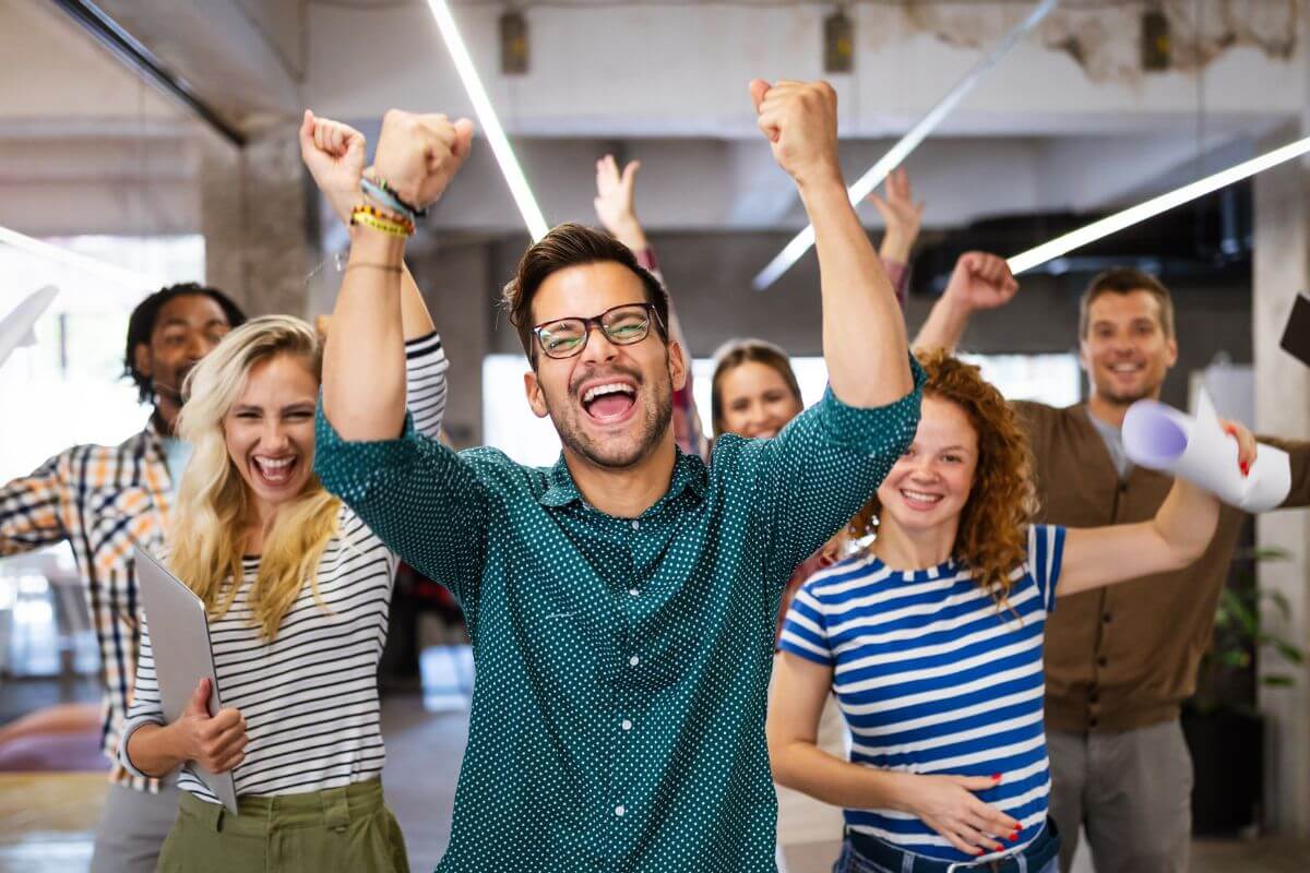 Uma imagem mostra pessoas de sucesso torcendo.