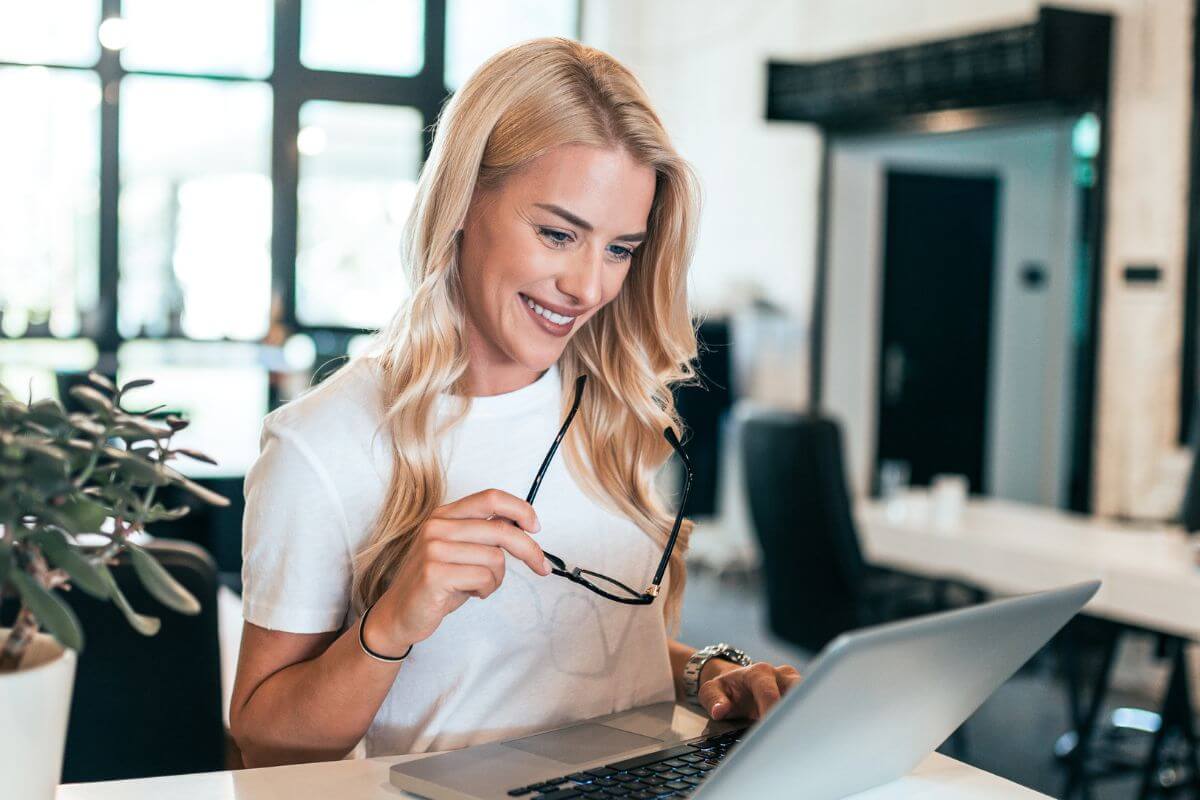 Uma imagem mostra uma mulher usando um laptop.