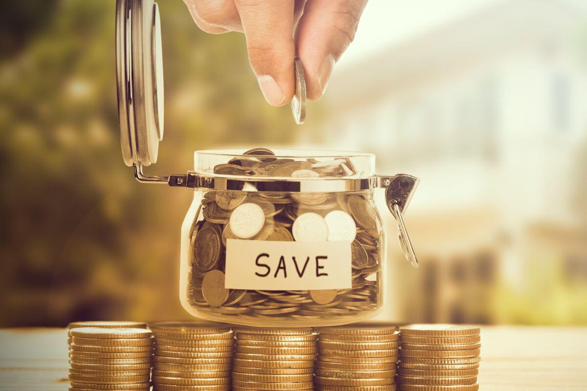 Uma imagem mostra uma pessoa economizando dinheiro.