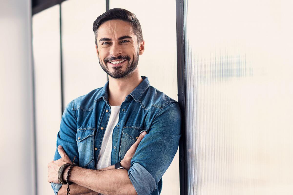 Uma imagem mostra uma pessoa feliz.