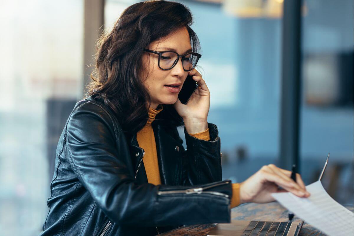 Uma imagem de uma mulher ocupada trabalhando.