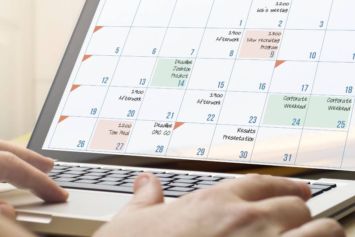 A foto de uma mulher fazendo um plano no laptop.