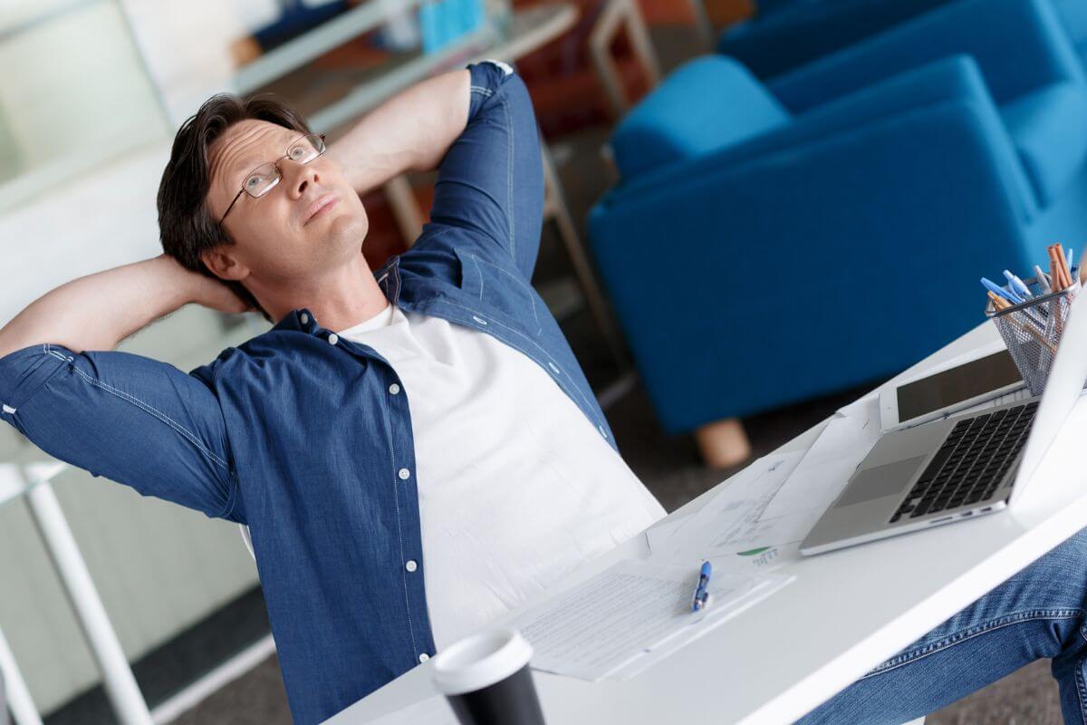 A foto de um homem em uma pausa no trabalho.