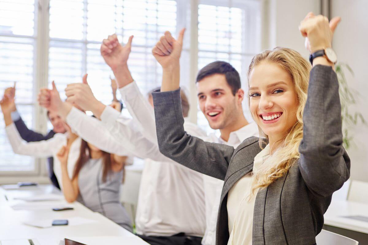 Uma imagem mostra trabalhadores motivados.