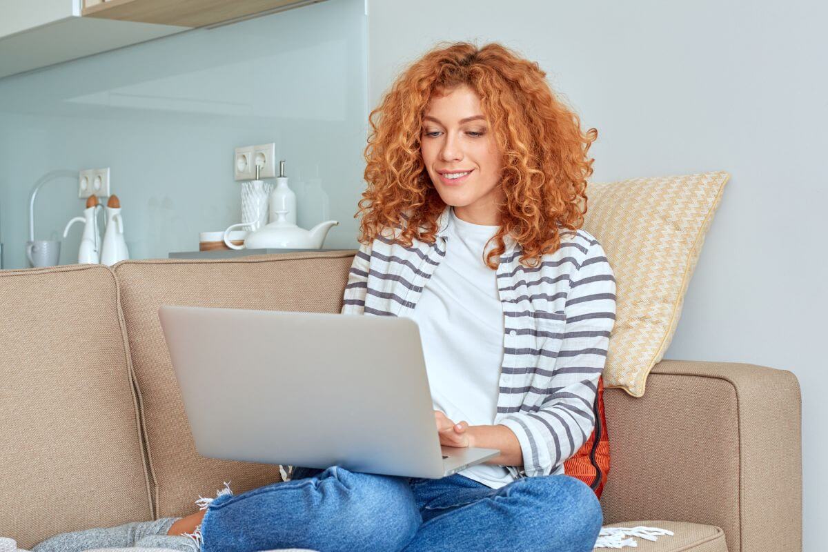 Uma foto mostra uma mulher trabalhando em seu laptop.