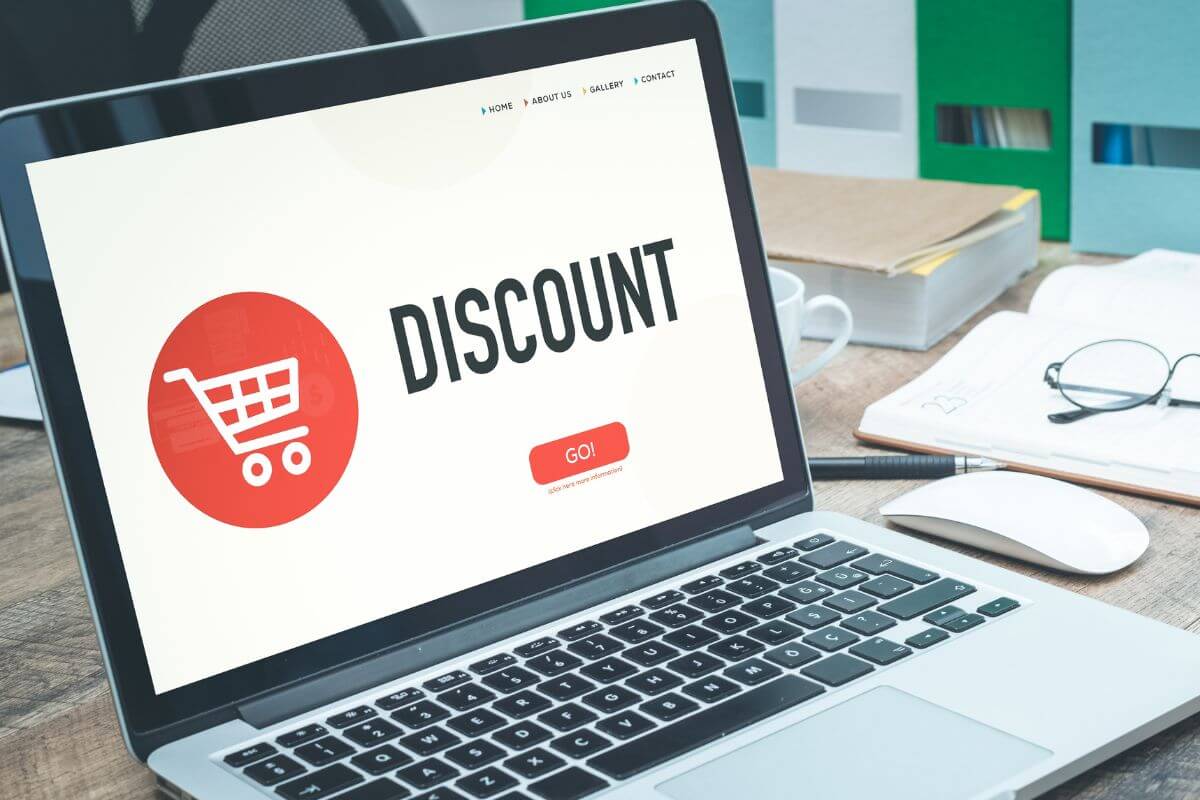 Uma imagem mostra um laptop com tela de desconto.