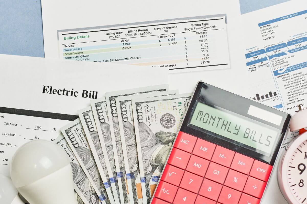 Uma imagem mostra faturas mensais e dinheiro.