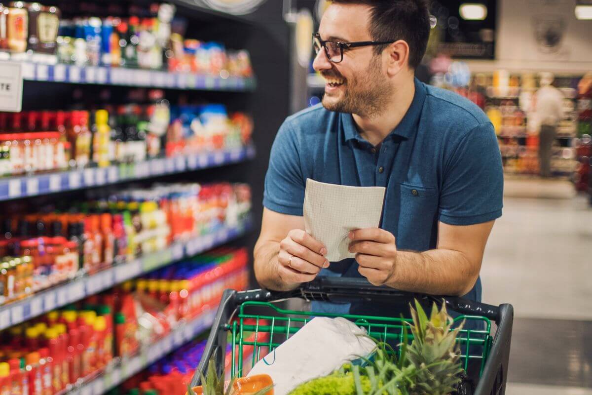 Uma foto mostra um homem fazendo compras.