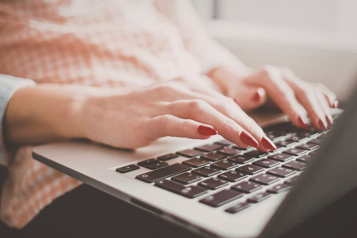 Imagem de uma mulher usando um laptop.