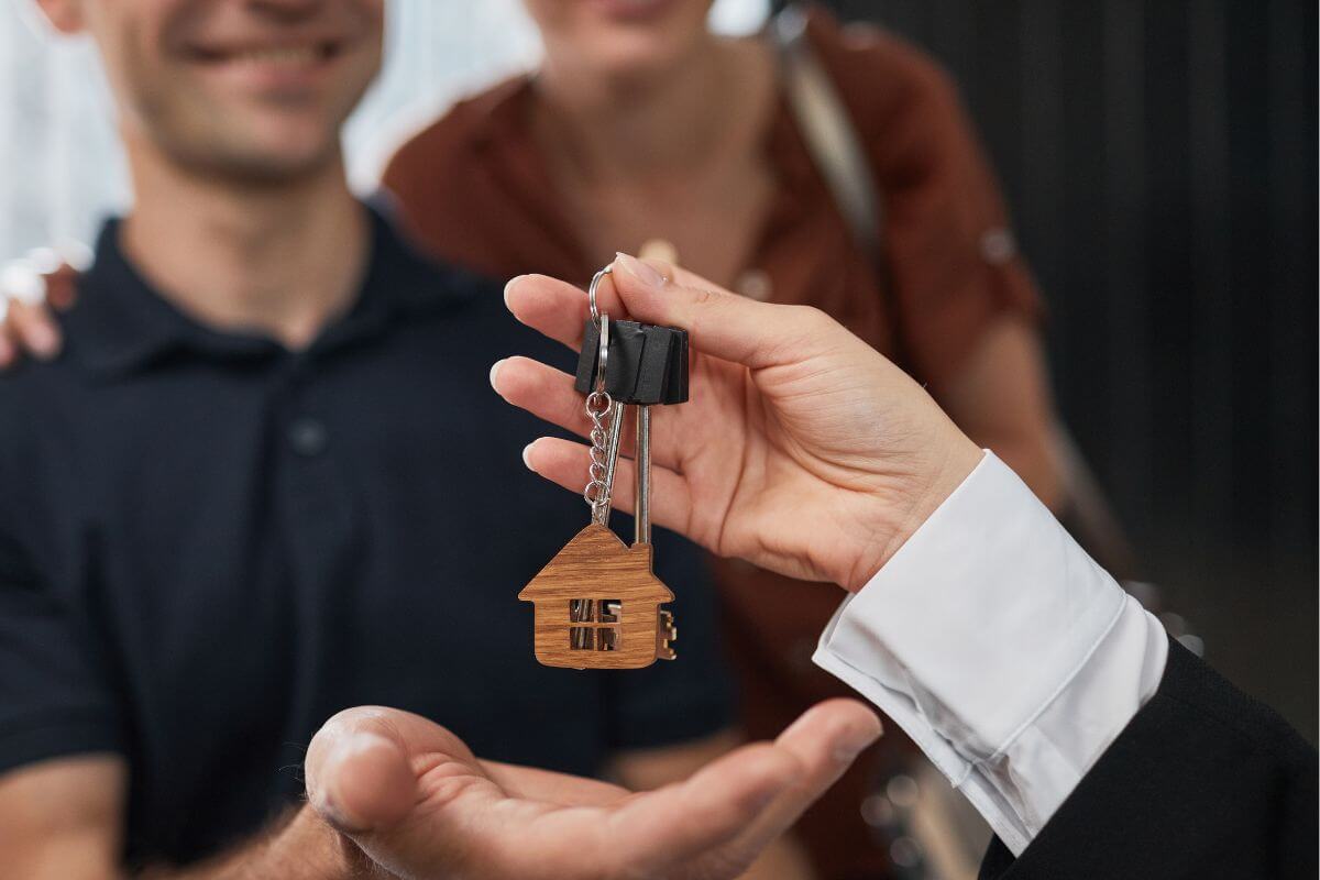 Imagem de um casal comprando uma casa.