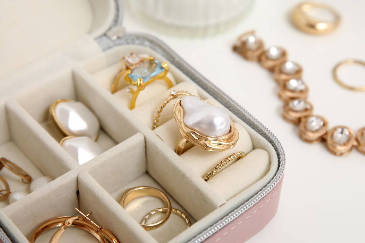 A picture shows a jewelry box with items.